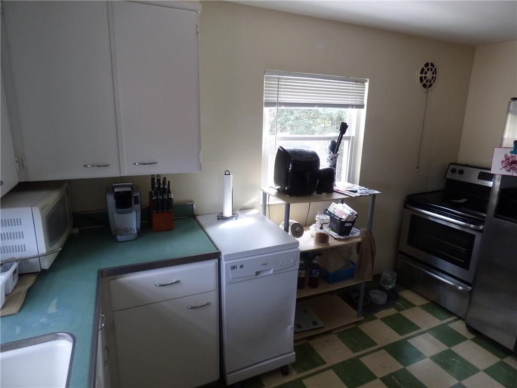 41 Charlton Street, Unit 2 Pittsburgh, PA 15204 - Photo 6 of 17 a kitchen with a appliances and cabinets