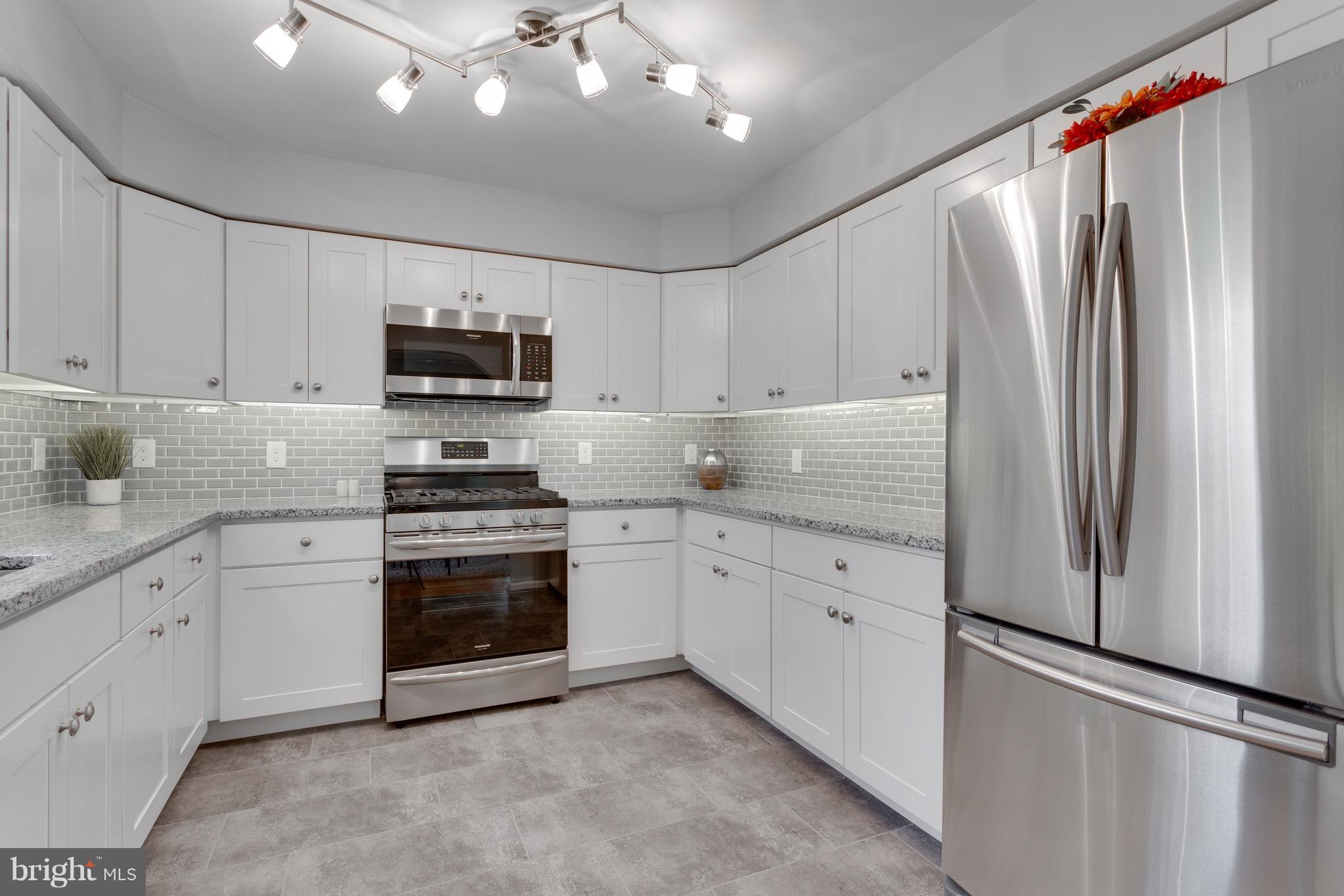 5307 Ferndale Street Springfield, VA 22151 - Photo 8 of 30 Undercabinet lighting, tile backsplash!