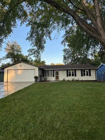 $329,900 | 735 Sunset Street Southwest, Hutchinson, MN 55350