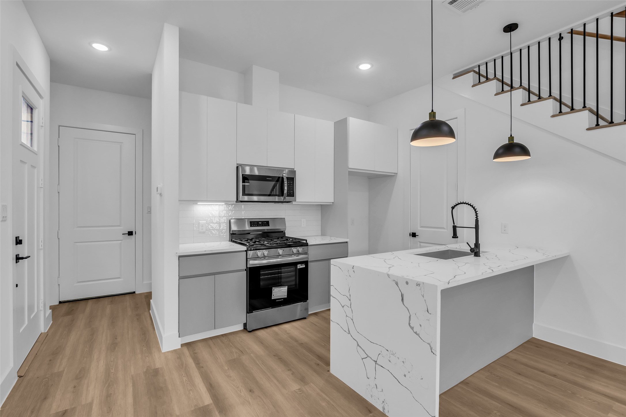 1506 Griffin Street Houston, TX 77009 - Photo 6 of 38 Gas cooking, Large Quartz waterfall island with bar seating. Large walk in Pantry