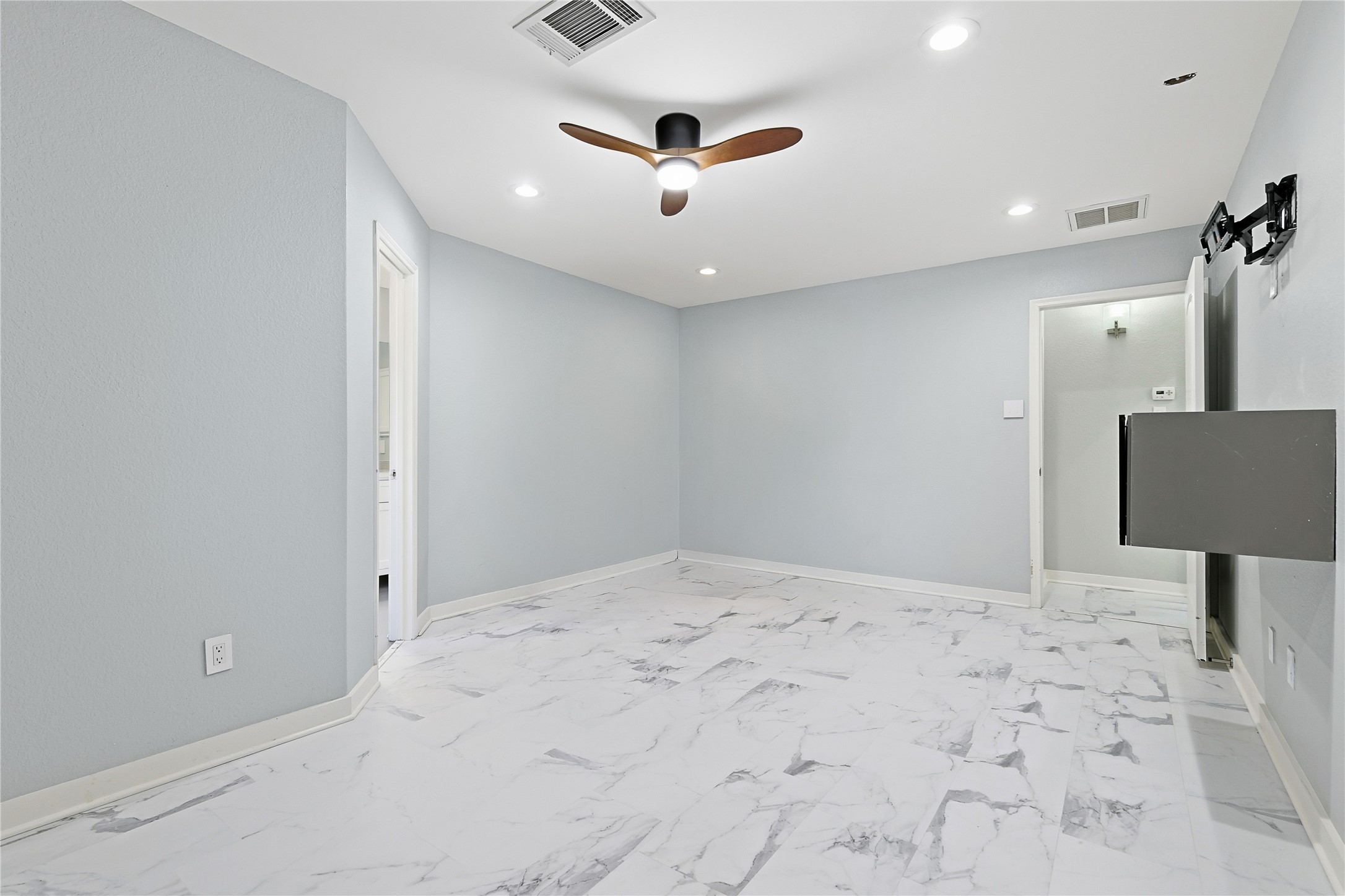 962 Oak Falls Drive Conroe, TX 77378 - Photo 16 of 28 a view of a livingroom with a ceiling fan and window