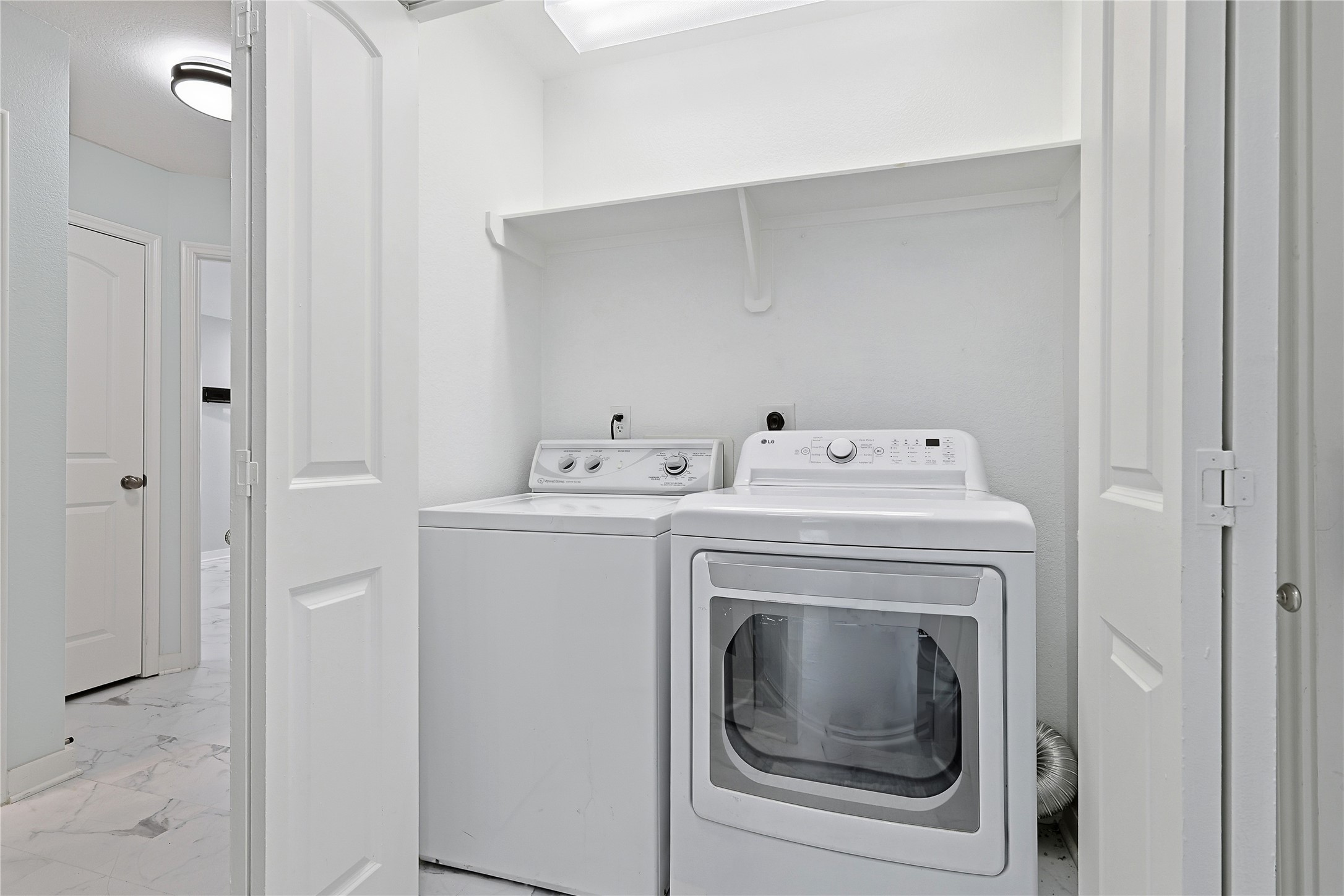962 Oak Falls Drive Conroe, TX 77378 - Photo 18 of 28 a utility room with dryer and washer