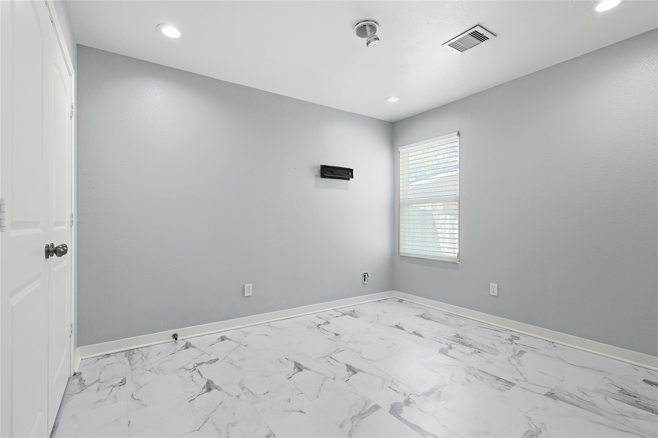 962 Oak Falls Drive Conroe, TX 77378 - Photo 21 of 28 an empty room with a window