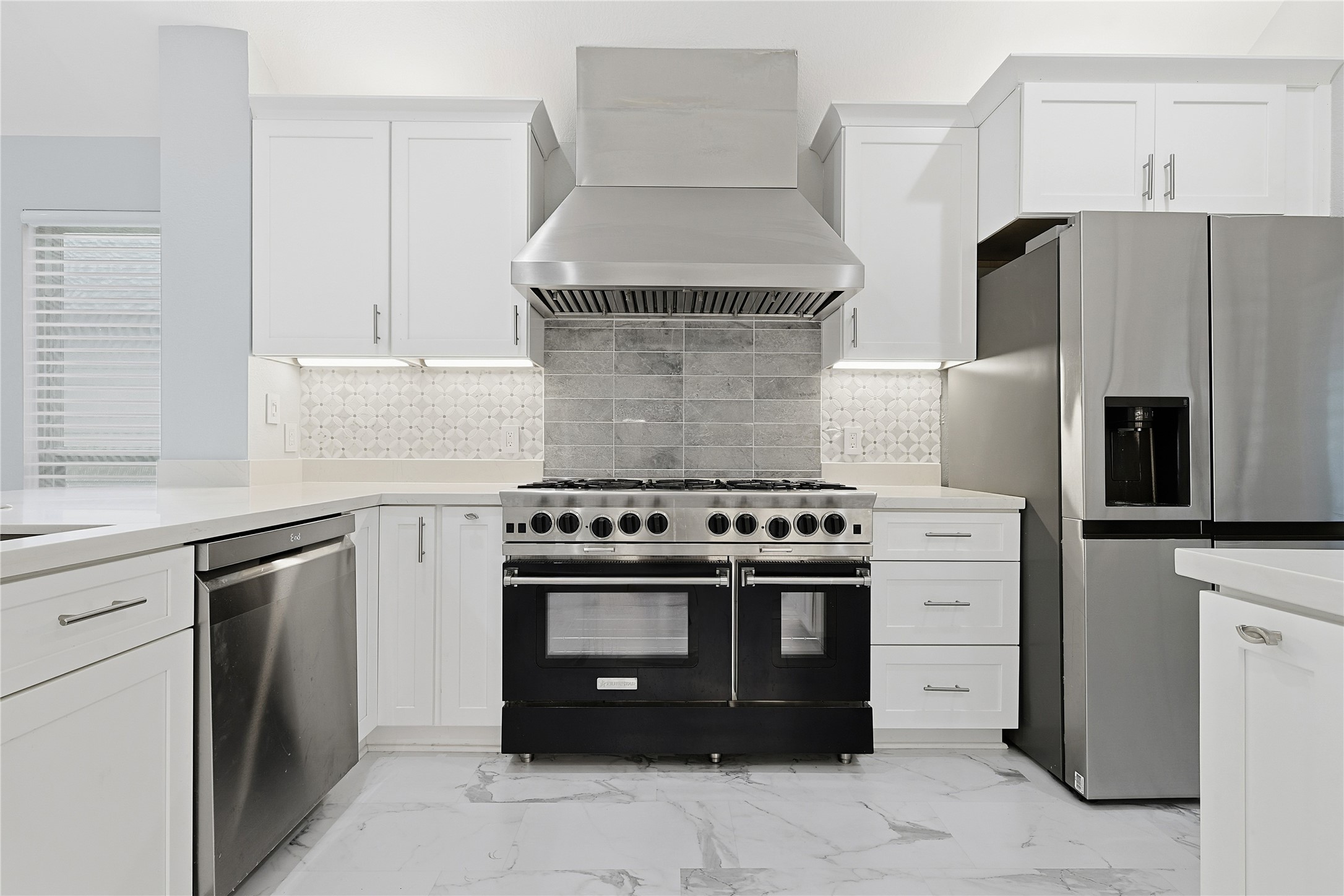 962 Oak Falls Drive Conroe, TX 77378 - Photo 4 of 28 a kitchen with stainless steel appliances a stove and a refrigerator