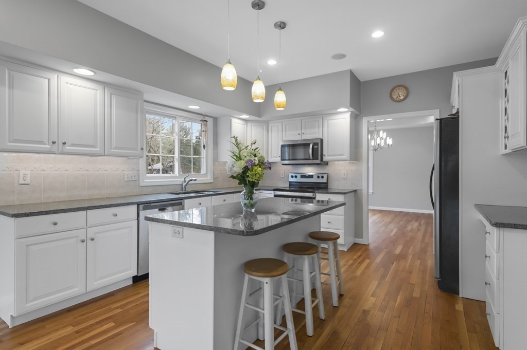 102 Bellevue Road Andover, MA 01810 - Photo 7 of 34