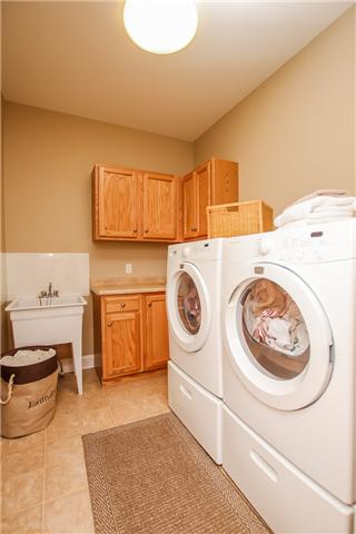 520 Gip Manning Road Clarksville, TN 37042 - Photo 14 of 20 Large laundry with cabinets and sink
