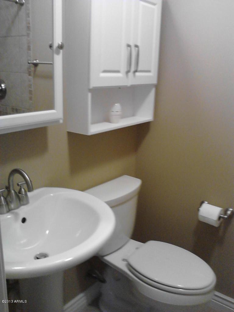 1016 East Pueblo Road, Unit D Phoenix, AZ 85020 - Photo 5 of 16 Hall bath