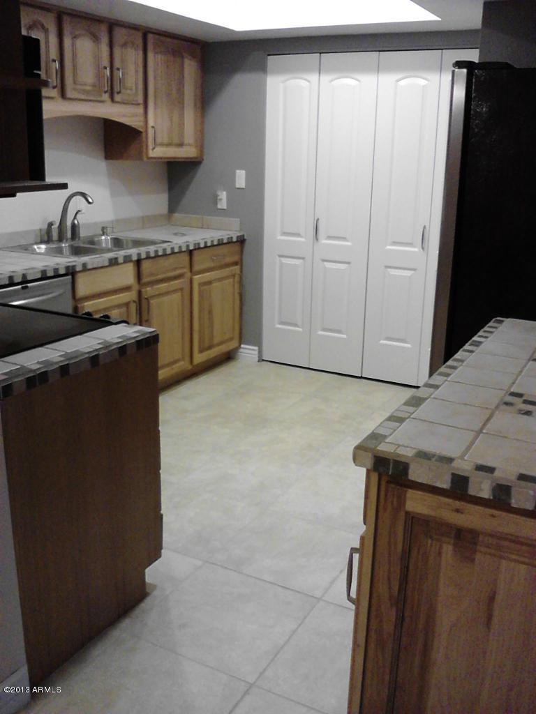 1016 East Pueblo Road, Unit D Phoenix, AZ 85020 - Photo 7 of 16 Kitchen