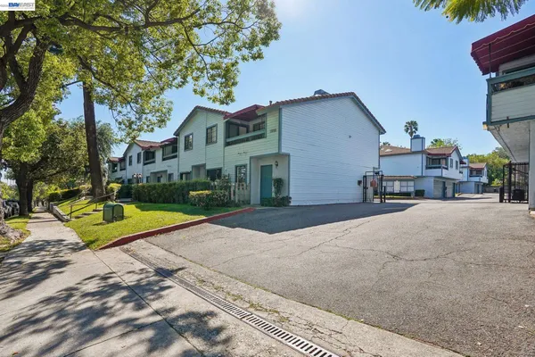 $795,000 | 1255 North Los Robles Avenue, Unit 9, Pasadena, CA 91104