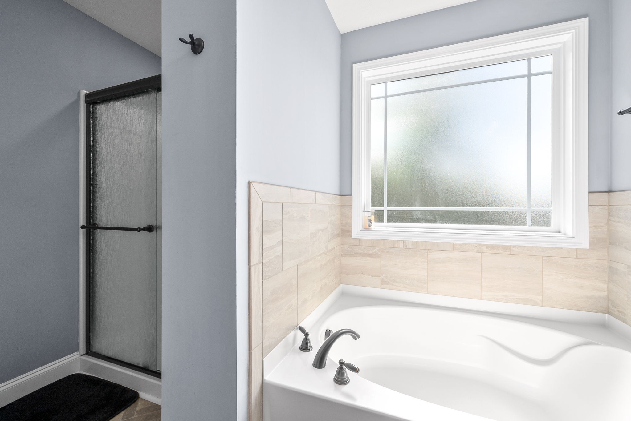 1807 Rains Road Clarksville, TN 37042 - Photo 20 of 39 a bathroom with a tub