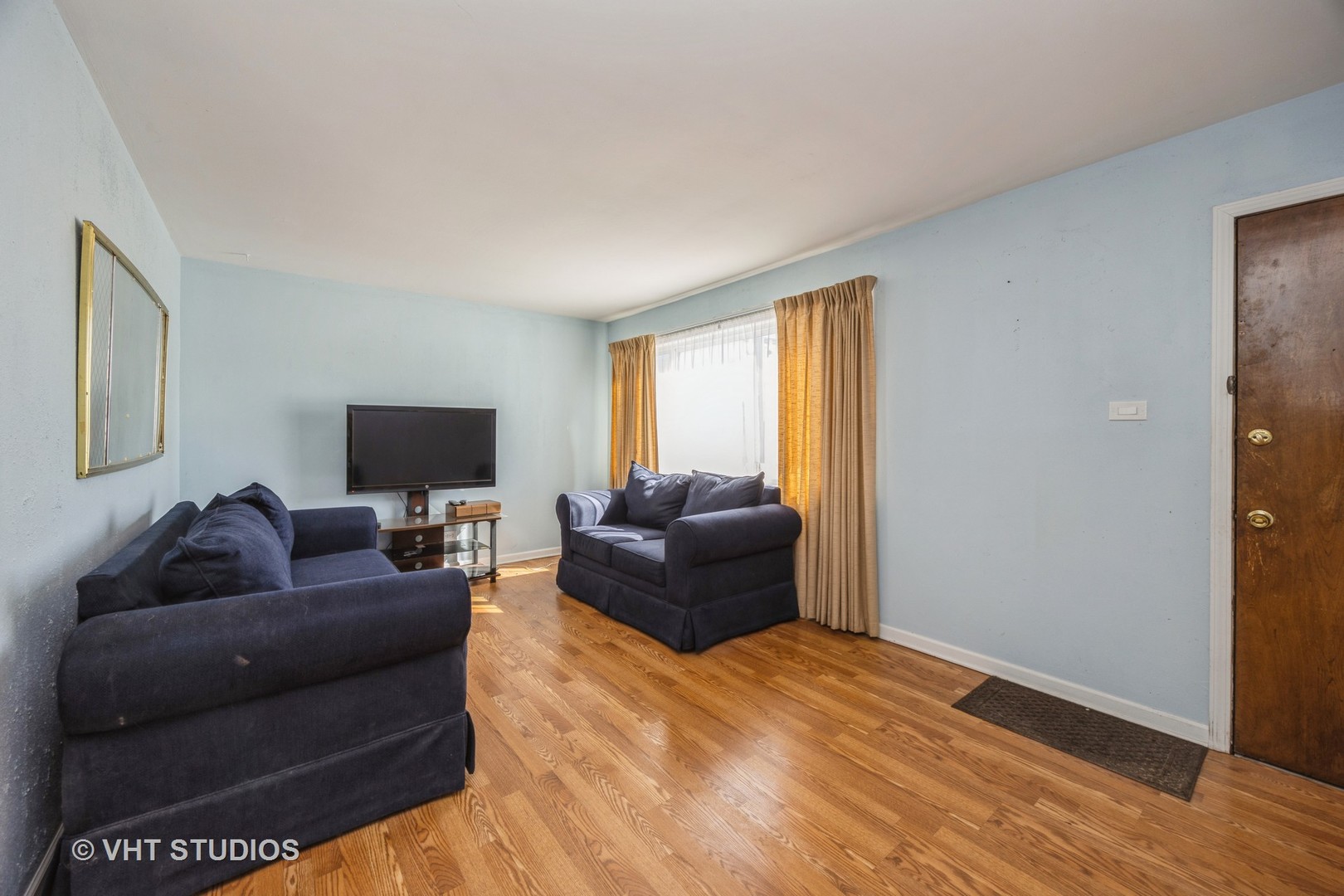 5404 State Road Burbank, IL 60459 - Photo 3 of 16 a living room with furniture and a flat screen tv