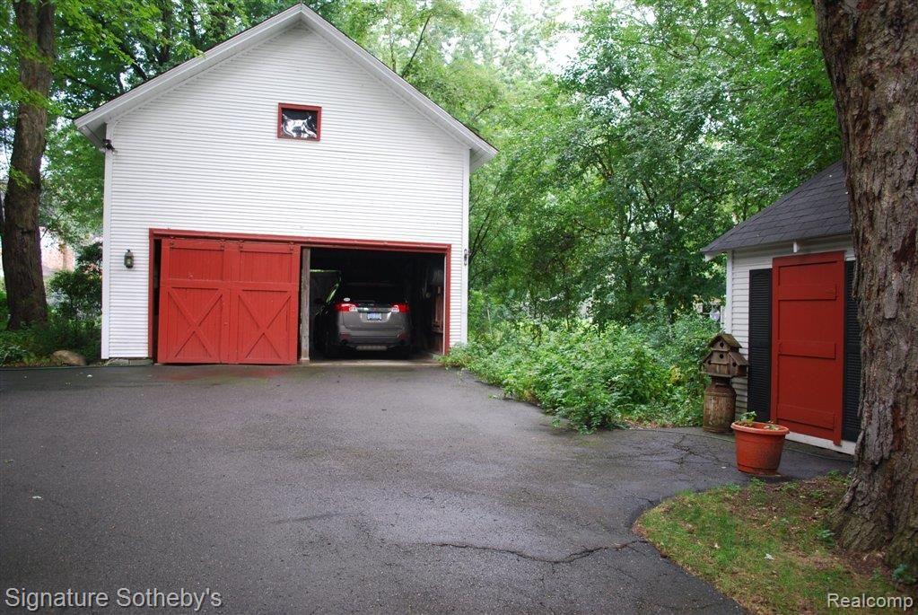 19661 Beverly Road Franklin, MI 48025 - Photo 24 of 36 Barn.JPG