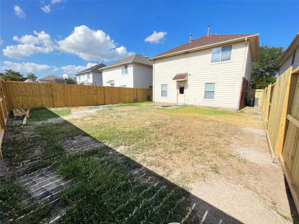 a view of back yard of the house