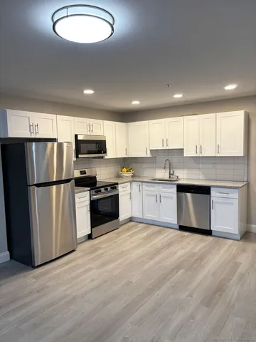 $2,850 | 1916 Post Road, Fairfield, CT 06824