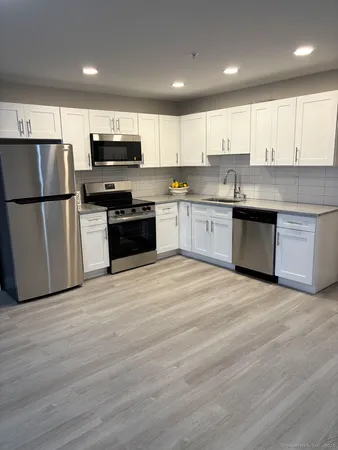 $2,850 | 1916 Post Road, Fairfield, CT 06824