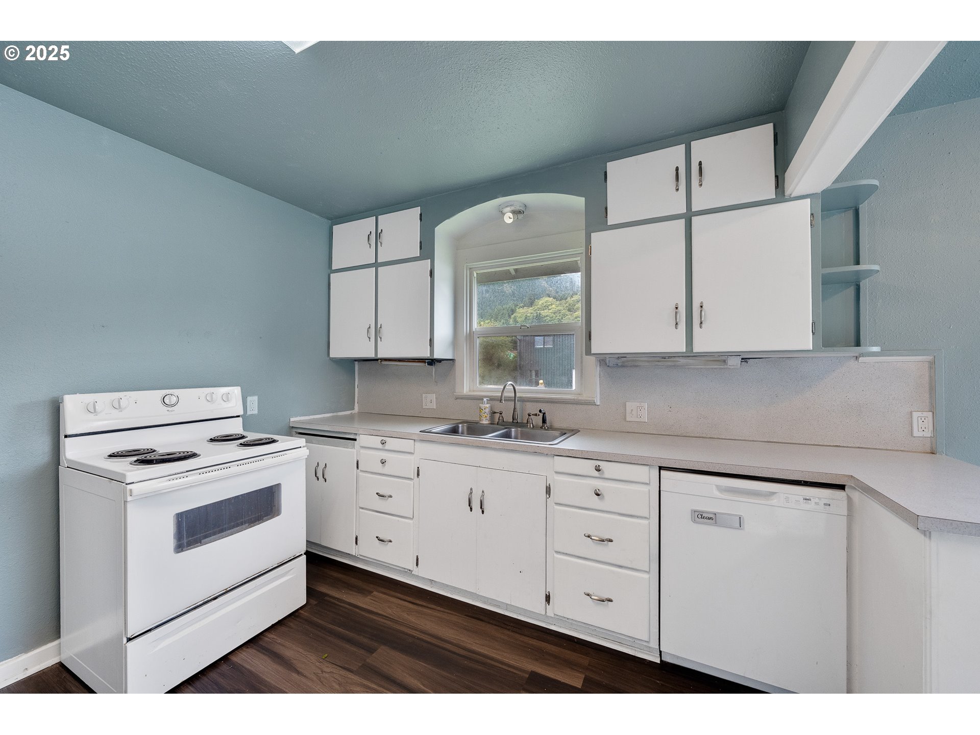 308 1st Street Garibaldi, OR 97118 - Photo 6 of 31