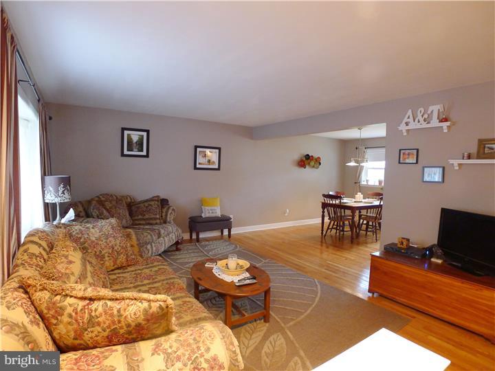512 Snyder Road Reading, PA 19609 - Photo 2 of 22 Living Room