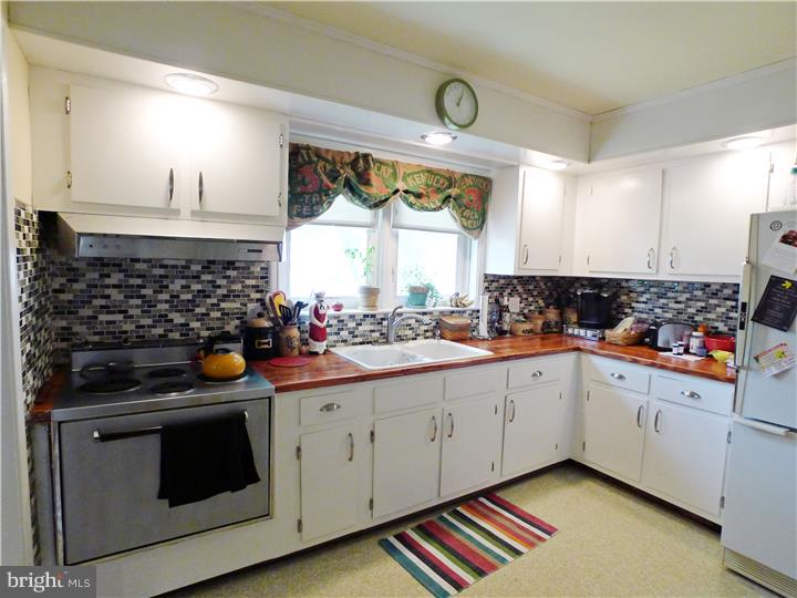 512 Snyder Road Reading, PA 19609 - Photo 4 of 22 Kitchen