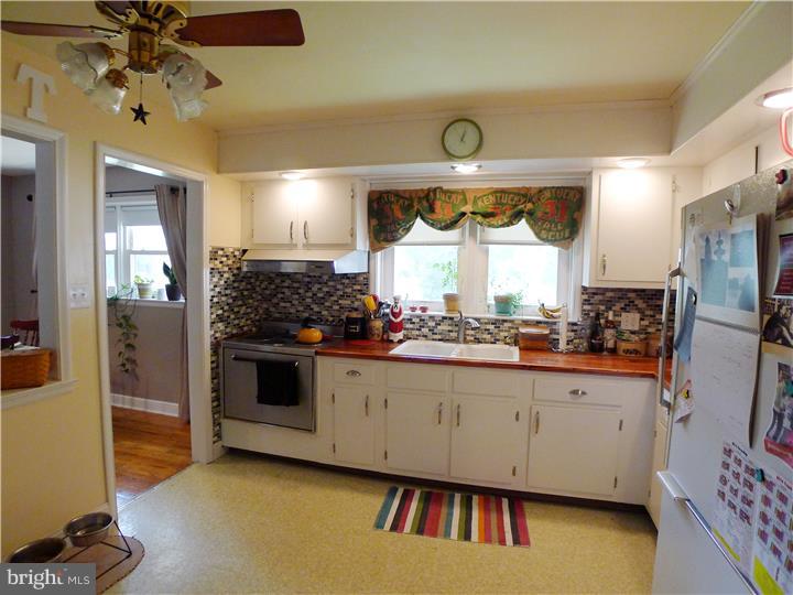 512 Snyder Road Reading, PA 19609 - Photo 5 of 22 Kitchen