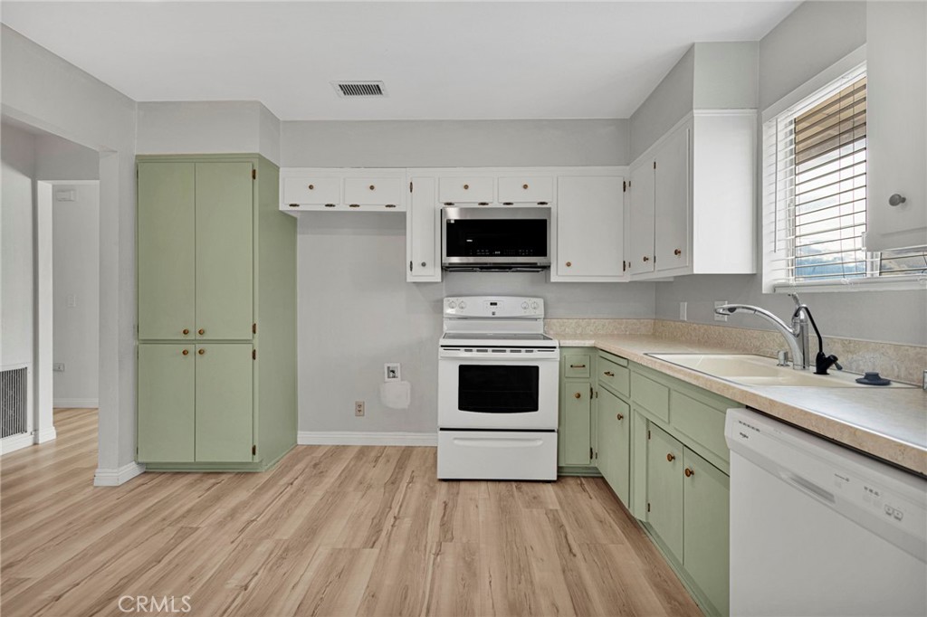 14866 Nokomis Road Apple Valley, CA 92307 - Photo 12 of 55 Kitchen