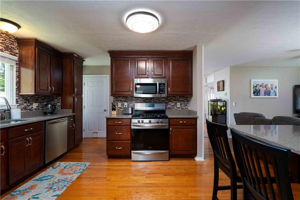 204 Randy Lane Coraopolis, PA 15108 - Photo 2 of 25 Gallery Image 2