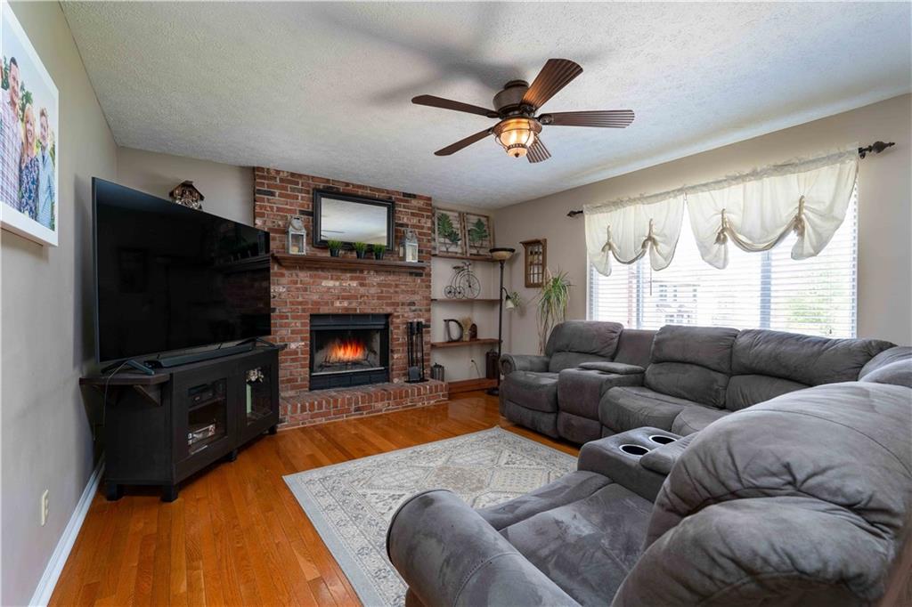 204 Randy Lane Coraopolis, PA 15108 - Photo 5 of 25 Gallery Image 5
