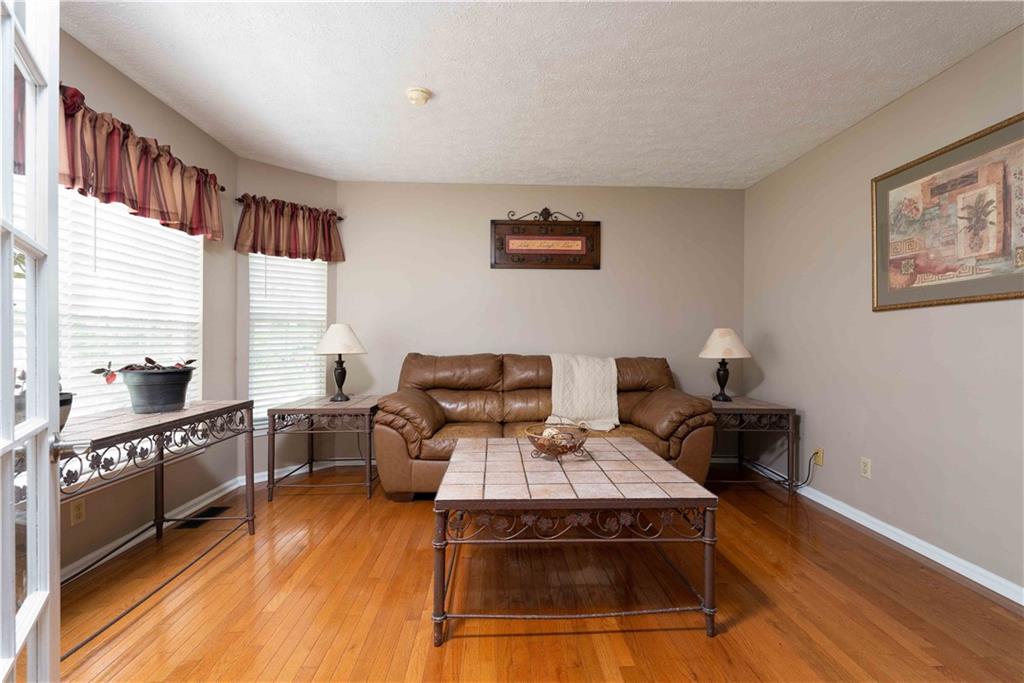 204 Randy Lane Coraopolis, PA 15108 - Photo 6 of 25 Gallery Image 6