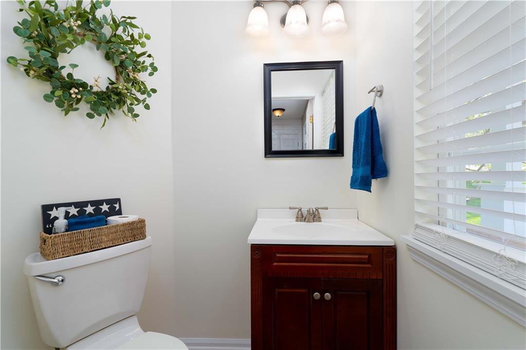 204 Randy Lane Coraopolis, PA 15108 - Photo 8 of 25 Gallery Image 8