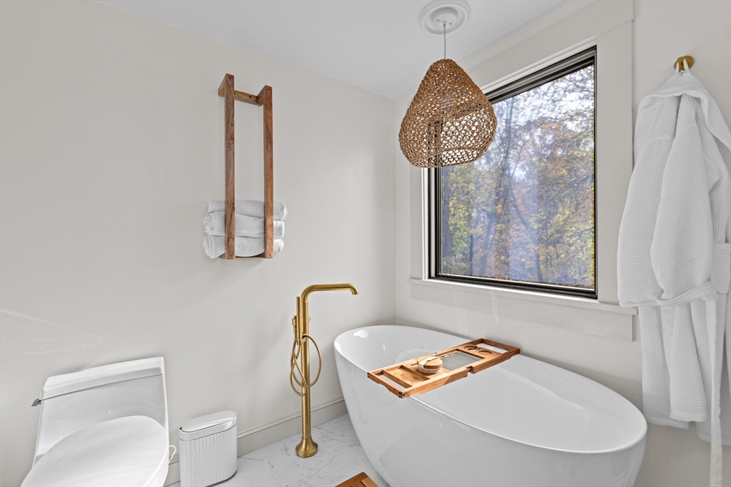 348 Main Street Norwell, MA 02061 - Photo 28 of 42 a bathroom with a toilet a sink and bathtub