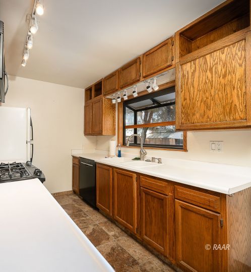 428 North Warner Street Ridgecrest, CA 93555 - Photo 7 of 21 a kitchen with a sink and cabinets