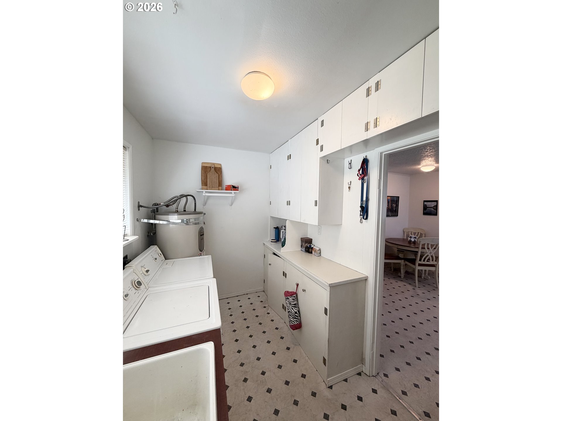420 24th Avenue Longview, WA 98632 - Photo 13 of 21 a living room with furniture and a table