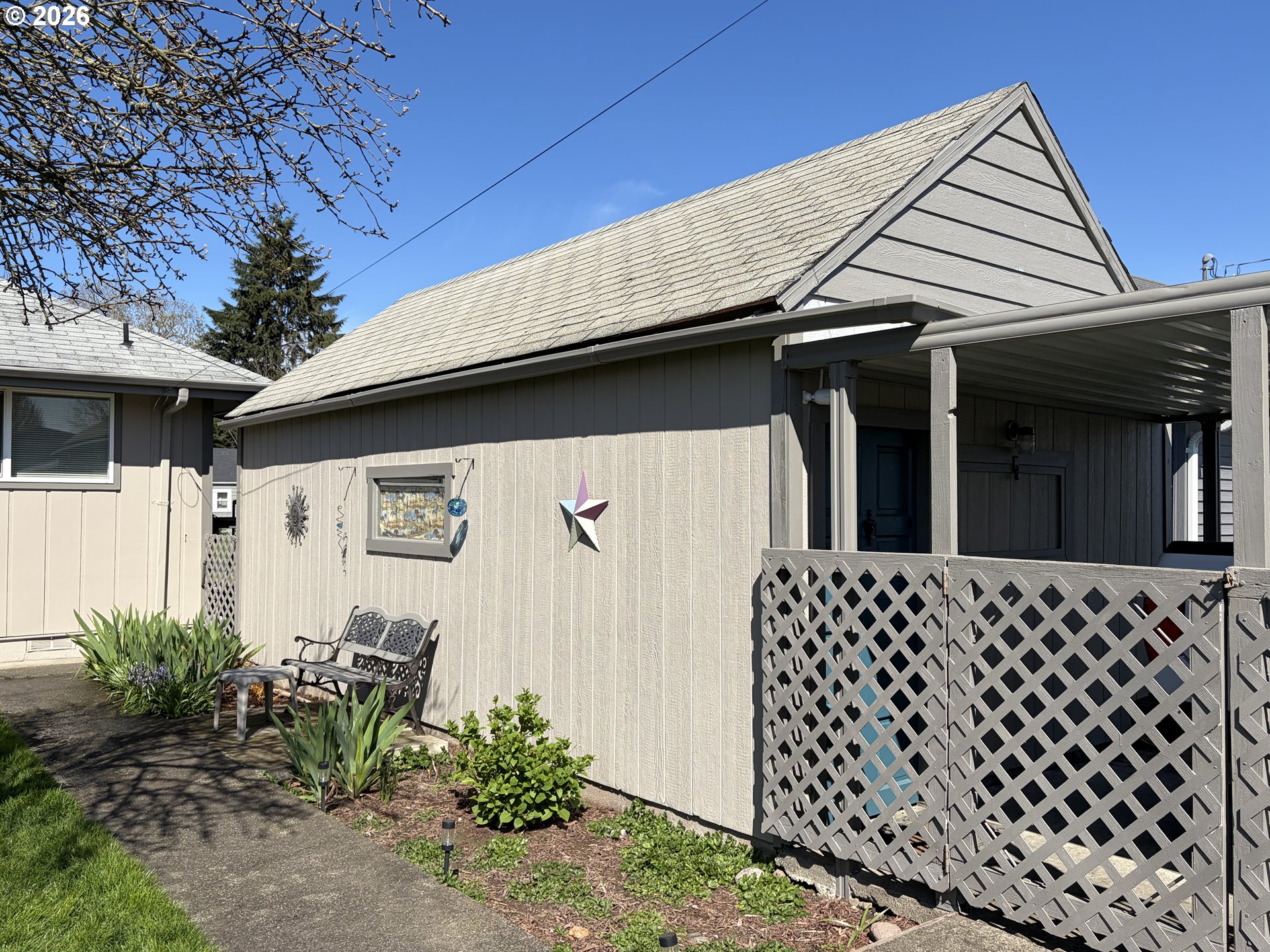 420 24th Avenue Longview, WA 98632 - Photo 21 of 21 a front view of a house with a garden