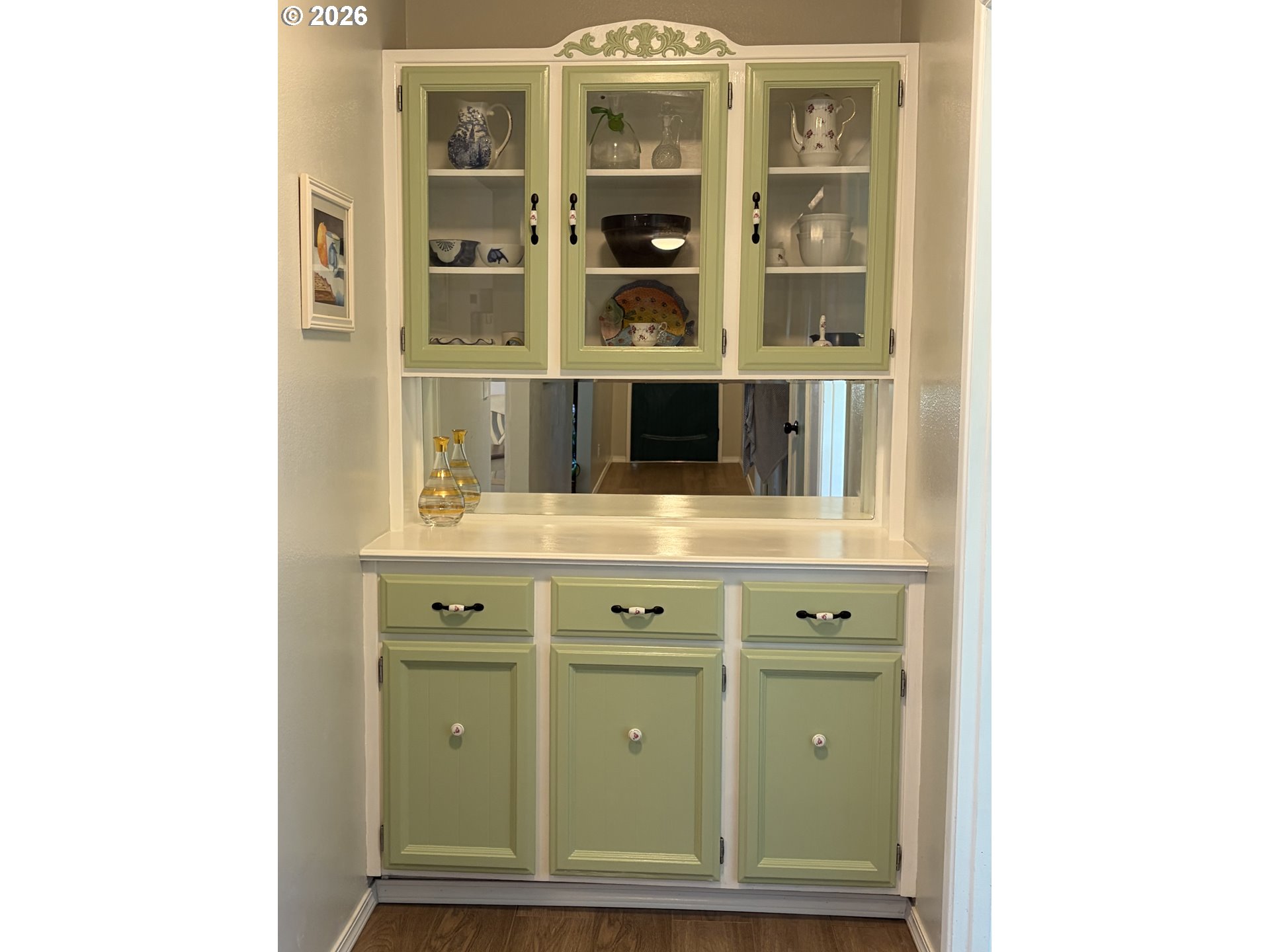 420 24th Avenue Longview, WA 98632 - Photo 9 of 21 a bathroom with a sink and a mirror