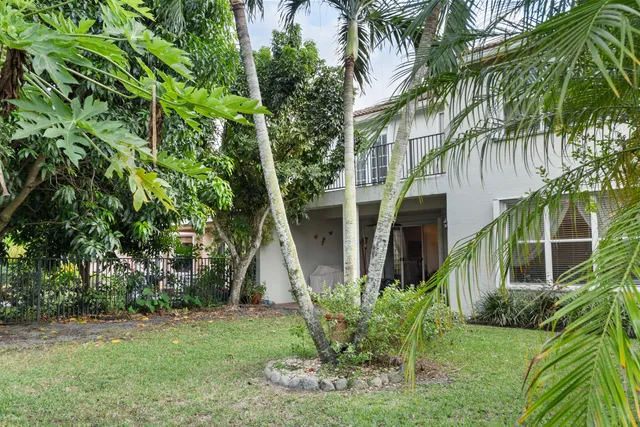 a view of outdoor space yard and porch