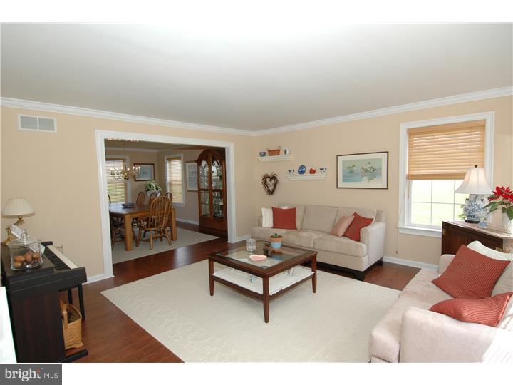 557 Island Road Columbus, NJ 08022 - Photo 2 of 25 Living Room