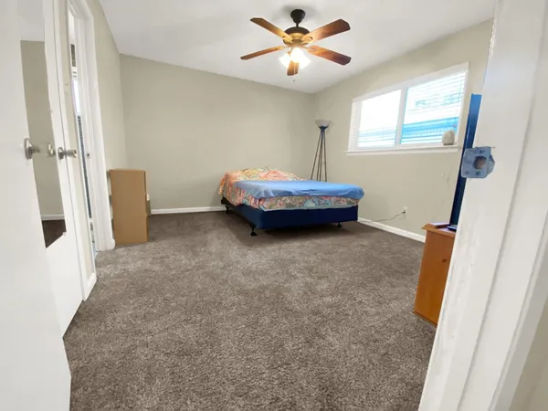 a view of livingroom with furniture