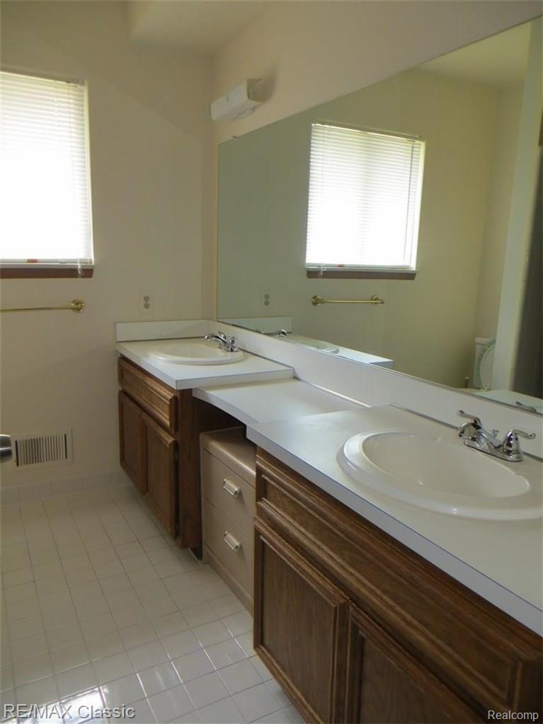 1340 Milverton Road Troy, MI 48083 - Photo 6 of 10 Dual Sinks Main Bath