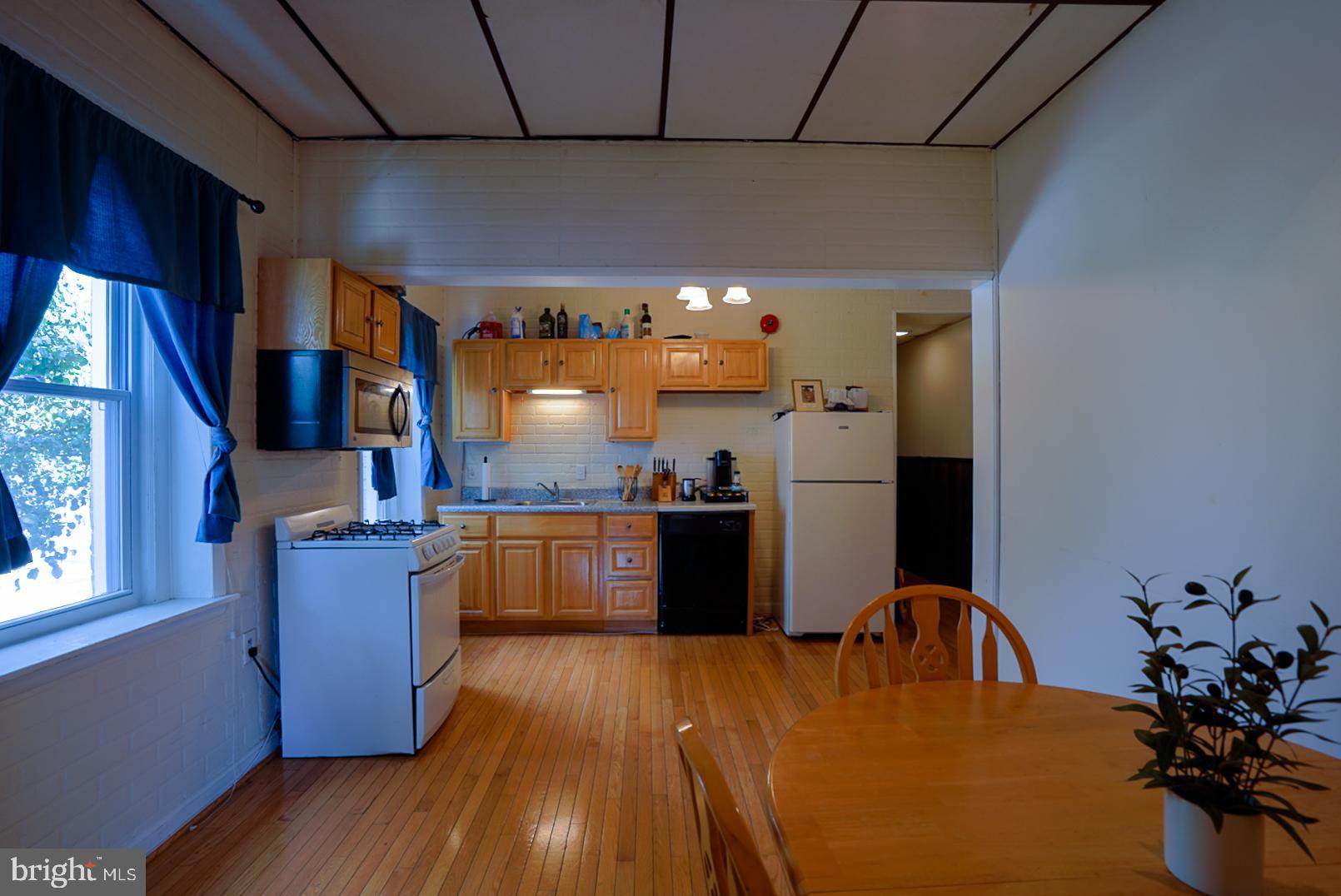 1501 Light Street Baltimore, MD 21230 - Photo 1 of 16 Huge Eat in Kitchen with hardwoods and gas cooking