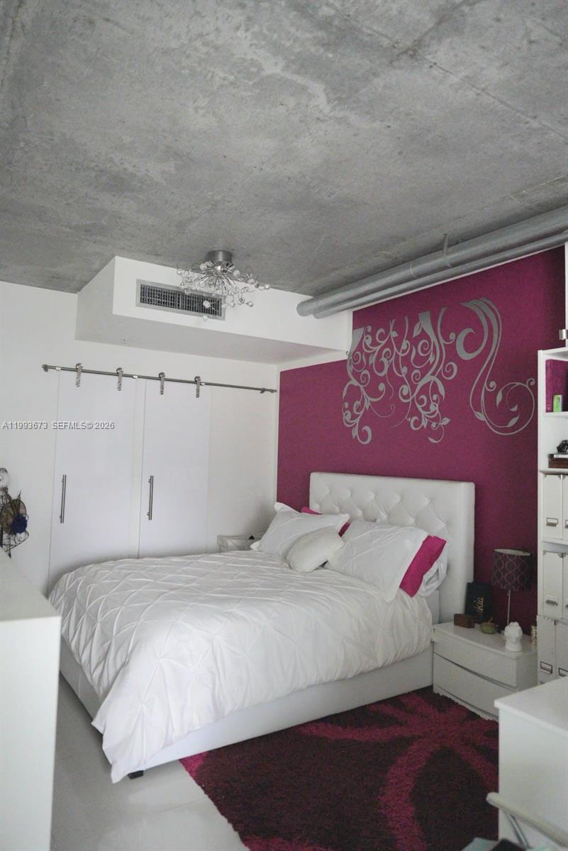 690 Southwest 1st Court, Unit 1722 Miami, FL 33130 - Photo 15 of 35 a bedroom with a bed and a couch