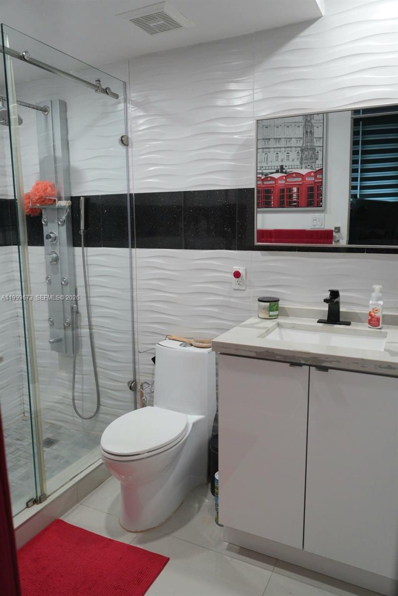 690 Southwest 1st Court, Unit 1722 Miami, FL 33130 - Photo 18 of 35 a bathroom with a sink a toilet and shower