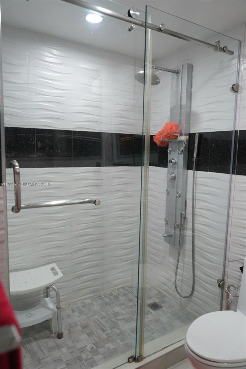 690 Southwest 1st Court, Unit 1722 Miami, FL 33130 - Photo 19 of 35 a bathroom with a toilet and a shower
