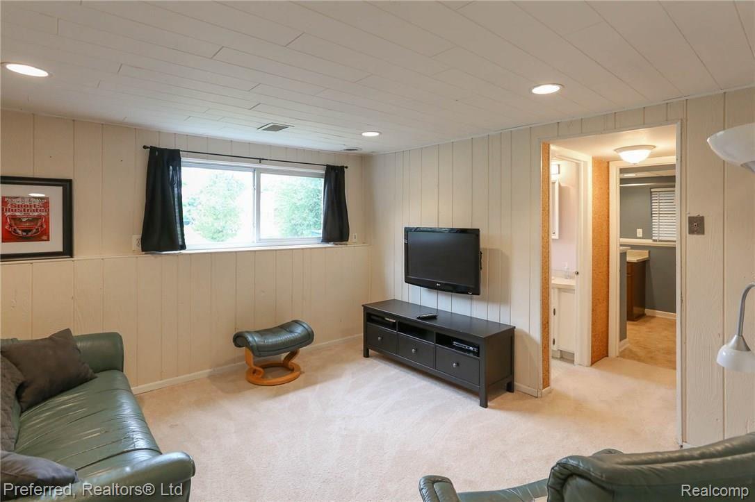 22581 Winfield Road Novi, MI 48375 - Photo 22 of 30 22IMG_2182.jpg