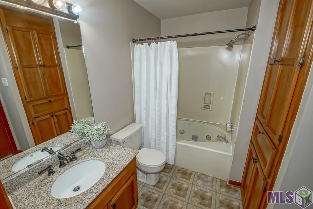 5110 Butter Creek Lane, Unit 5 Baton Rouge, LA 70809 - Photo 11 of 20 Jacuzzi tub with shower