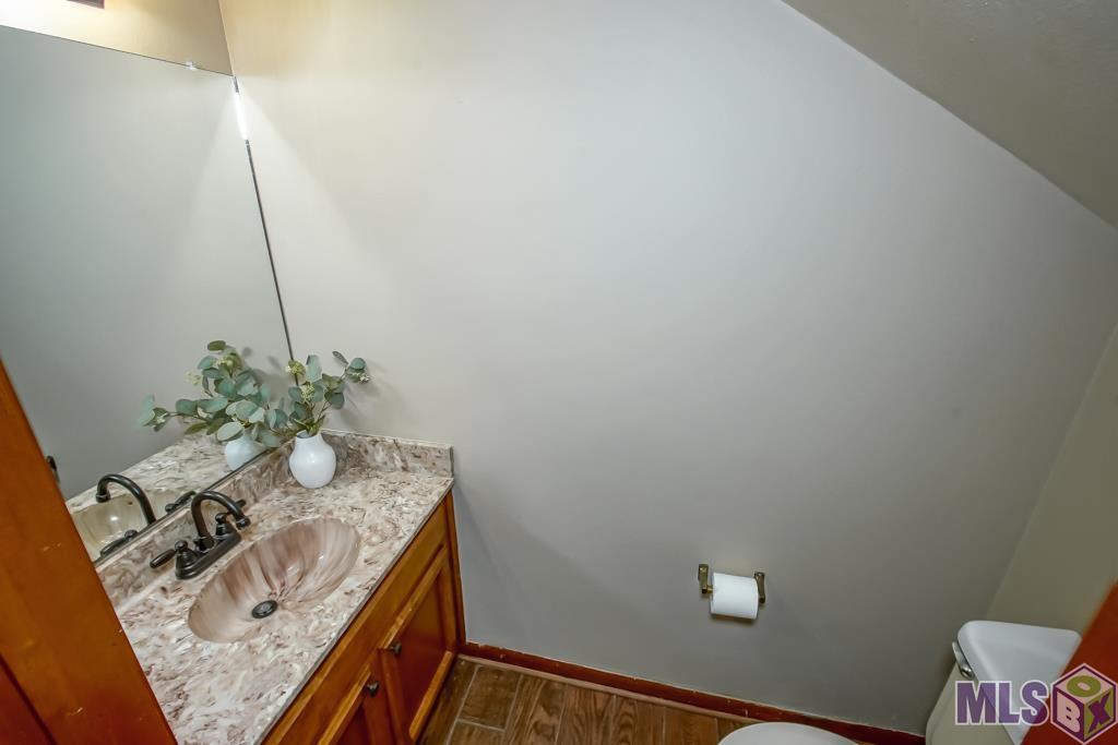 5110 Butter Creek Lane, Unit 5 Baton Rouge, LA 70809 - Photo 4 of 20 Lovely guest bathroom
