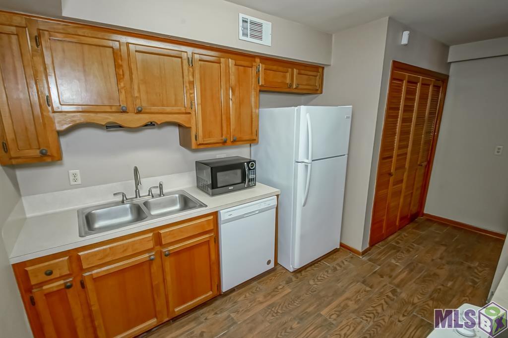 5110 Butter Creek Lane, Unit 5 Baton Rouge, LA 70809 - Photo 6 of 20 Laundry room off of kitchen