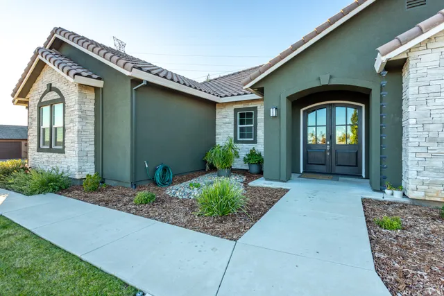 $739,900 | 910 Santa Cruz Drive, Redding, CA 96003