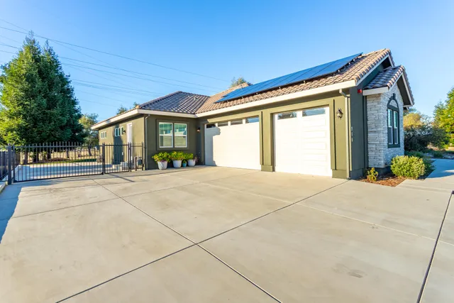 $739,900 | 910 Santa Cruz Drive, Redding, CA 96003