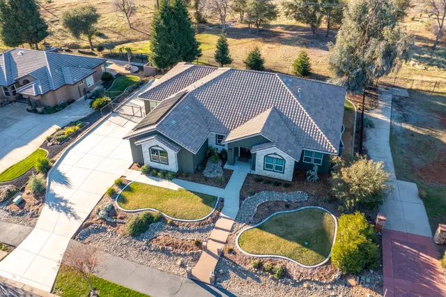 $739,900 | 910 Santa Cruz Drive, Redding, CA 96003