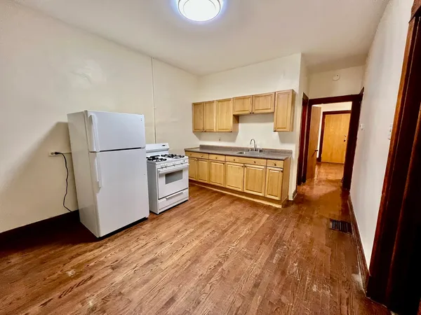 $1,300 | 719 South Western Avenue, Unit 1R, Chicago, IL 60612