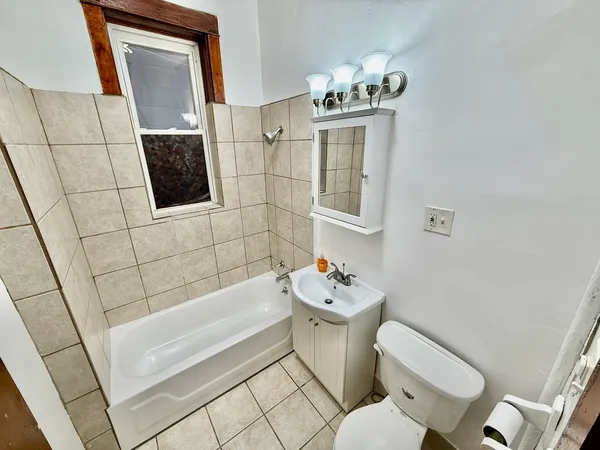 $1,300 | 719 South Western Avenue, Unit 1R, Chicago, IL 60612